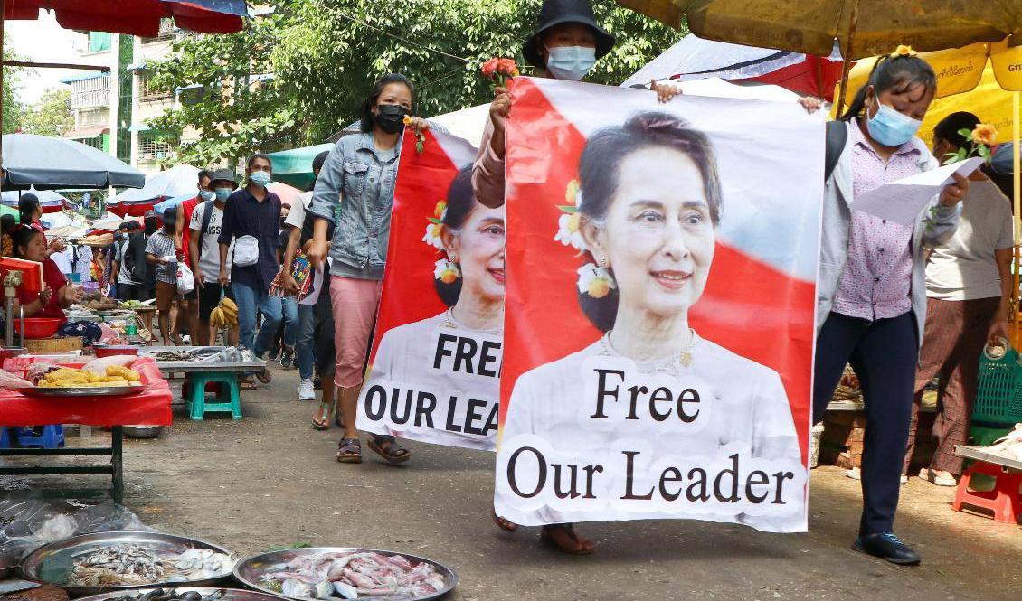 Demonstranter tågar genom Myanmars största stad Rangoon (Yangon) till stöd för den fängslade ledaren Aung San Suu Kyi. Arkivbild Foto: AP/TT
