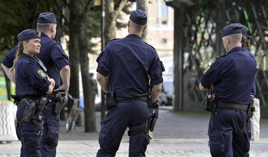 Polis på plats i Kungsträdgården dagen efter att en väska som innehöll en sprängladdning hittades. Arkivbild. Foto: Janerik Henriksson/TT