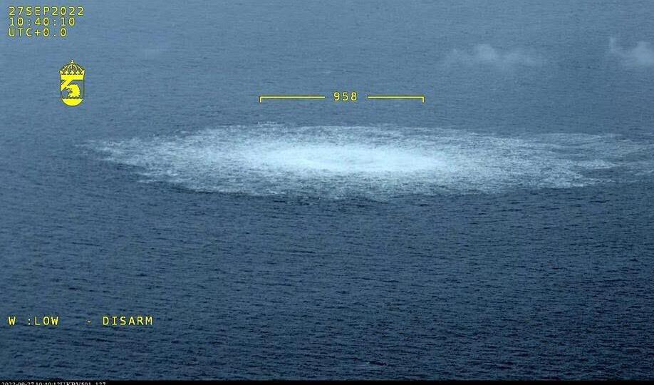 Metan bubblar upp till ytan från Nord Stream-ledningarna. Foto: Kustbevakningen