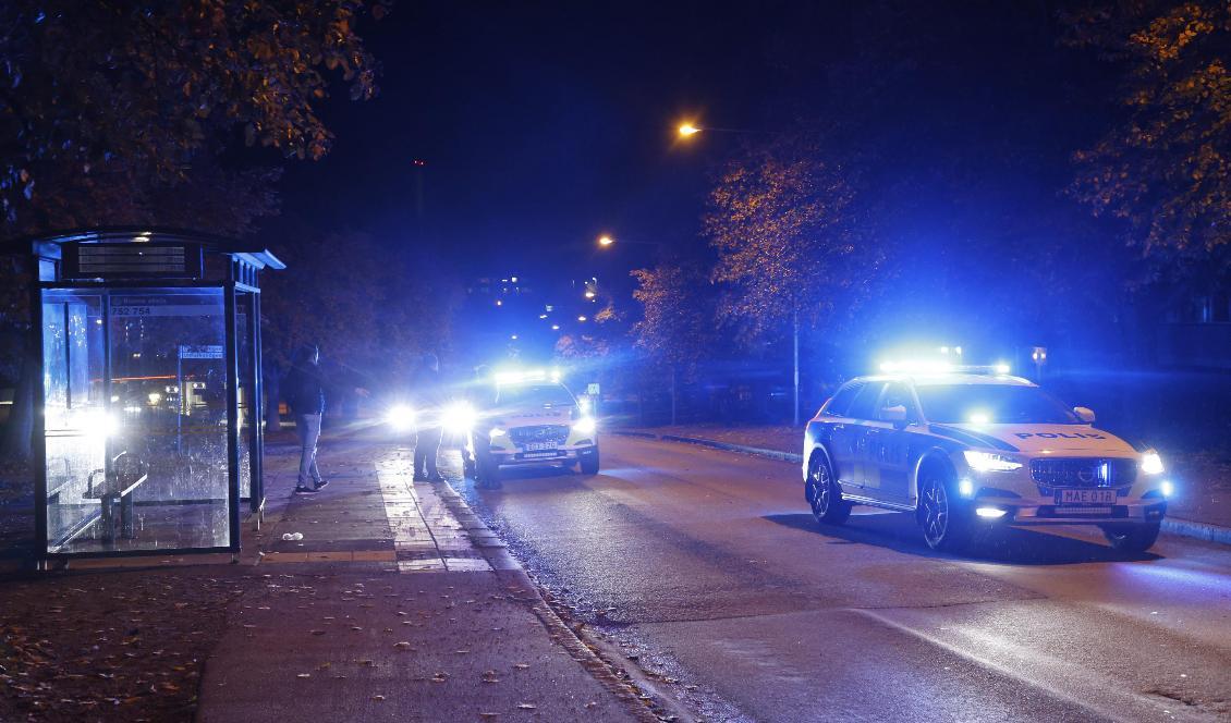 
En stor polisinsats pågår i stadsdelen Ronna i Södertälje efter lördagens skjutning. Foto: Christine Olsson/TT                                            