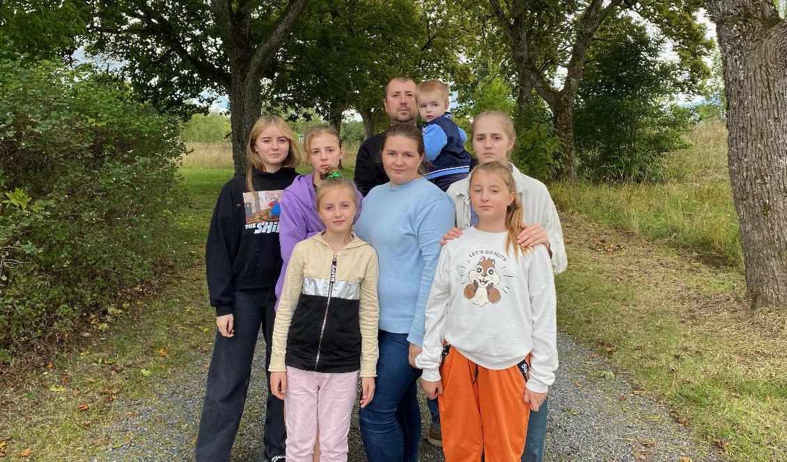 


Serhii och Anna Troshchylo kom till Sverige i april med barnen Anastasiia, Alina, Sofia, Daniil, Weronika och Yuliia. De har ännu inte fått arbete. Foto: Privat                                                                                                                                    