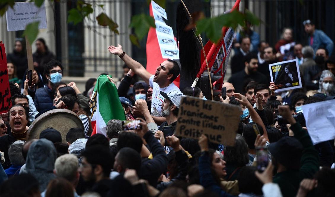 Människor gick ut på gatorna på söndagen i Paris för att visa sitt stöd till de iranska demonstranterna i samband med den 22-åriga kvinnans död i Iran och regimens slöjtvång. Foto: Christophe Archambault/AFP via Getty Images