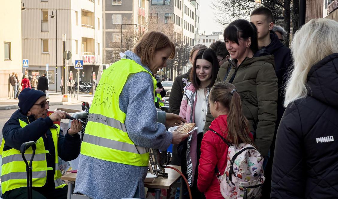 Utanför Migrationsverket i Sundbyberg norr om Stockholm får flyktingarna hjälp av volontärarbetare som ordnat med mat och dryck. Foto: Sofia Drevemo