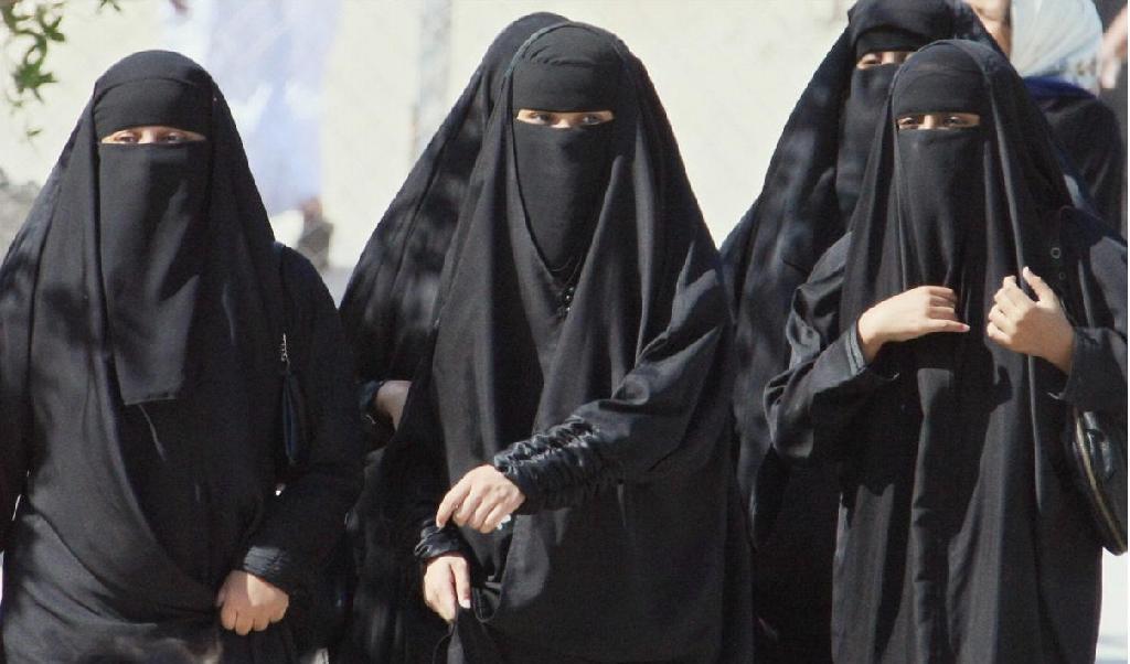 


Saudiska kvinnor i staden Hofuf i november 2007, då en kvinna dömdes till fängelse och 200 piskrapp efter att hon utsatts för gruppvåldtäkt. Foto: Hassan ammar/AFP via Getty Images                                                                                                                                    