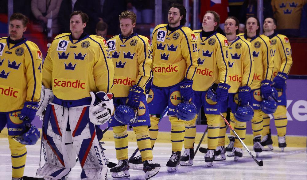 



Tre Kronor ställer upp vid nationalsången före en ishockeymatch i Euro Hockey Tour, Karjala Tournament 2021, mellan Sverige och Tjeckien. Foto: Stefan Jerrevång/TT                                                                                                                                                                                
