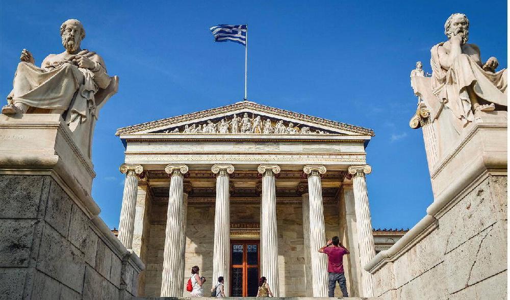 


Platon till vänster och Sokrates till höger framför akademin i Aten, Grekland. Det europeiska kulturarvet är allt mer under attack från vänsterradikalism inom högre utbildning. Foto: Louisa Gouliamaki/AFP via Getty Images                                                                                                                                    