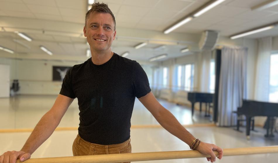 


Sebastian Michanek är konstnärlig chef på Svenska Balettskolan. Han är i grunden balettdansare och har framträtt framträtt på Europas stora scener. Foto: Svenska Balettskolan                                                                                                                                    