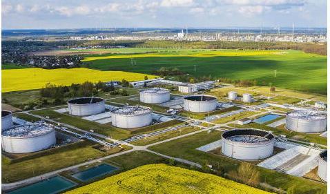 
Oljecisterner med råolja vid PCK oljeraffinaderi i Schwedt i Tyskland. Foto: Hannibal Hanschke/Getty Images                                            