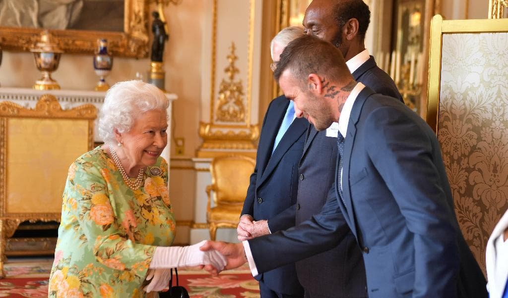 Fotbollsspelaren David Beckham träffade drottning Elizabeth II vid ett flertal tillfällen. Foto: John Stillwell-WPA Pool/Getty Image