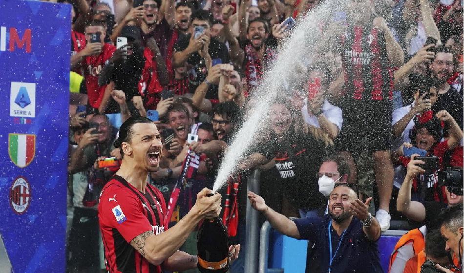 

Zlatan Ibrahimovic firar segern över Sassuolo. AC Milan vann matchen med 3–0 och säkrade därmed totalsegern i Serie A för första gången på elva år. Foto: Spada/Lapresse via AP/TT                                                                                        