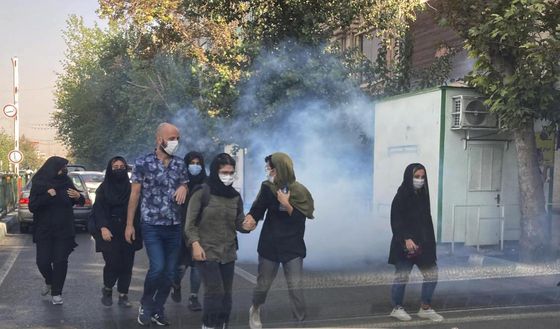 
Tårgas används för att skingra de demonstrerande i Irans huvudstad Teheran. Bilden är tagen i lördags. Foto: AP/TT                                            