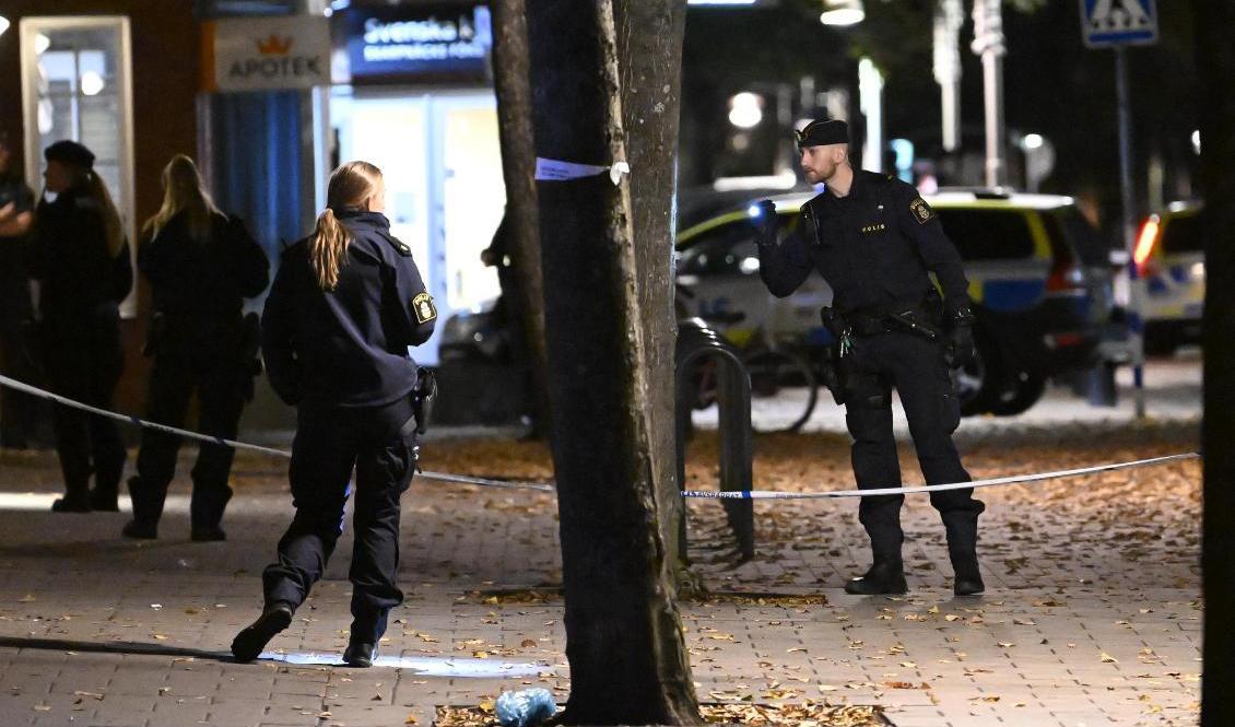 Polis på plats i Skarpnäck i södra Stockholm. Foto: Anders Wiklund/TT