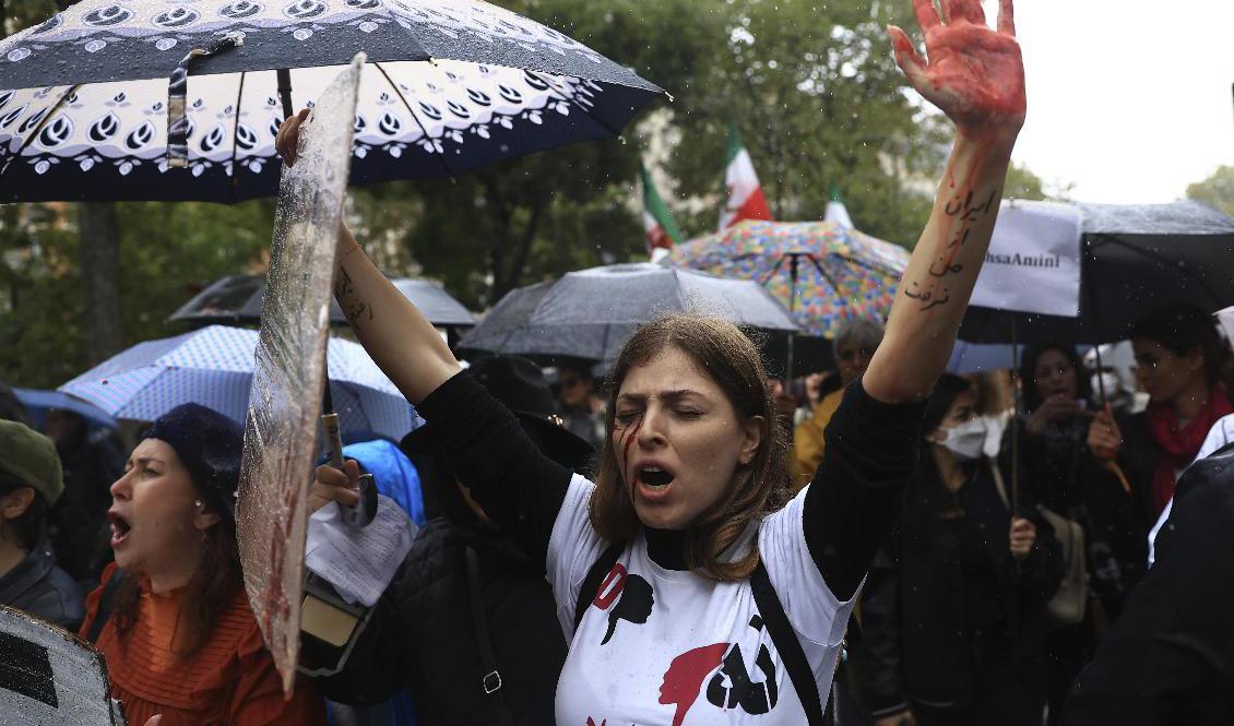 Protester i solidaritet med Irans kvinnor i Paris den 2 oktober. Bilderna inifrån Iran är få på grund av regimens åtstramning av internetåtkomsten. Foto: Aurelien Morissard/AP/TT