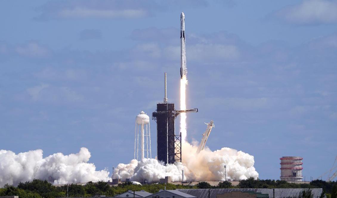A Space|X-raketen lyfter från Cape Canaveral i Florida. Uppskjutningen försenades några dagar av ovädret Ian. Foto: John Raoux/AP/TT