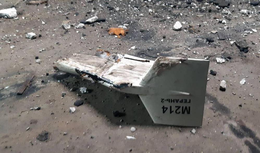 Rester av vad Ukraina beskriver som en drönare tillverkad i Iran som Ryssland använt, som i det här fallet skjutits ned utanför Kupjansk. Arkivbild. Foto: AP/TT