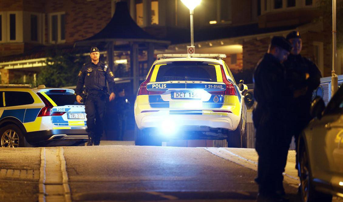 Polisen spärrade av ett stort område där två personer blev skjutna. Foto: Fredrik Persson/TT