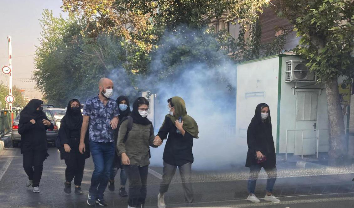Tårgas har ofta använts av iranska säkerhetsstyrkor för att skingra demonstranter, bland annat i Teheran. Arkivbild. Foto: AP/TT