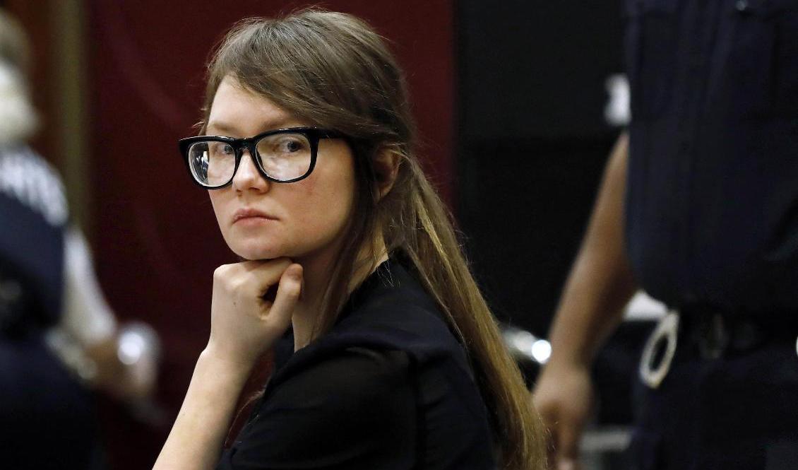 Anna Sorokin säger i en intervju med New York Times att hon skulle känna som om hon "flydde från något" om hon blev deporterad till Tyskland. Foto: Richard Drew/AP/TT