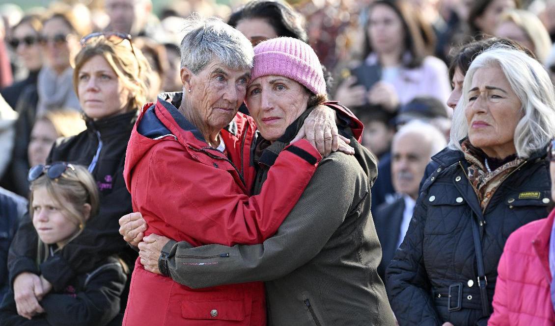 Människor samlades på Stora torget i Södertälje i en manifestation för ökad trygghet. Foto: Henrik Montgomery/TT