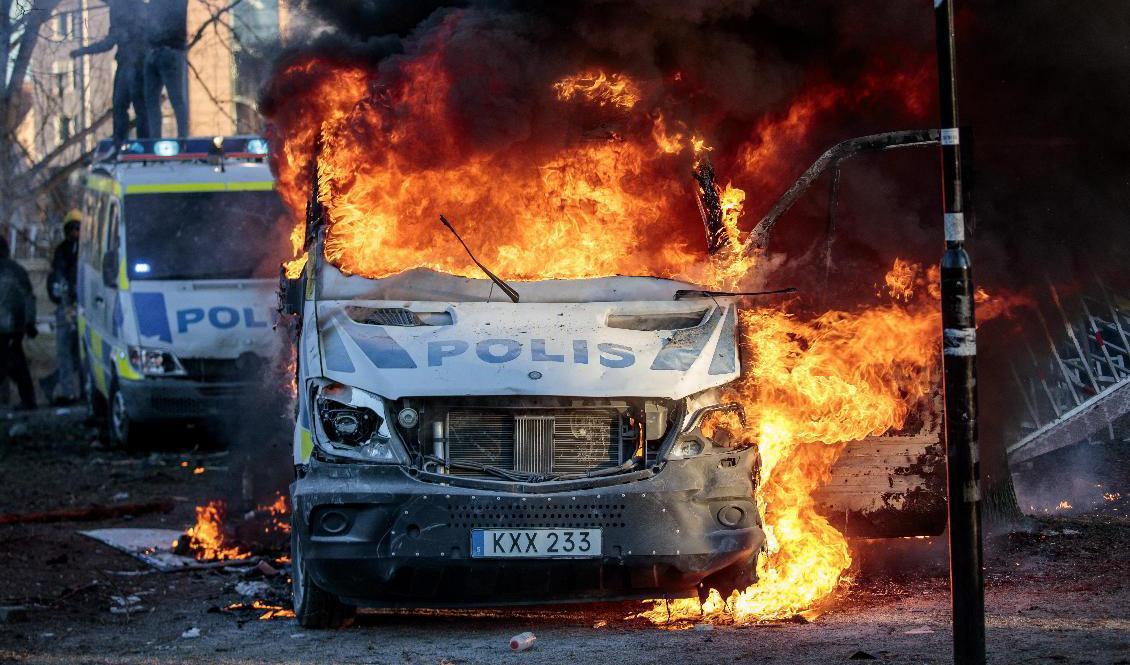 Under påskhelgen utbröt våldsamma upplopp i flera svenska städer, här en bild från Sveaparken i Örebro. Göta hovrätt har under måndagen kommit med dom mot tre män som deltog i upploppen i Linköping. Foto: Pavel Koubek/TT