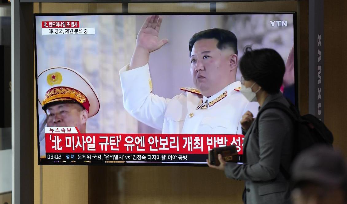Nordkoreas ledare Kim Jong-Un uppges ha övervakat övningarna på plats. Arkivbild. Foto: Lee Jin-man/AP/TT