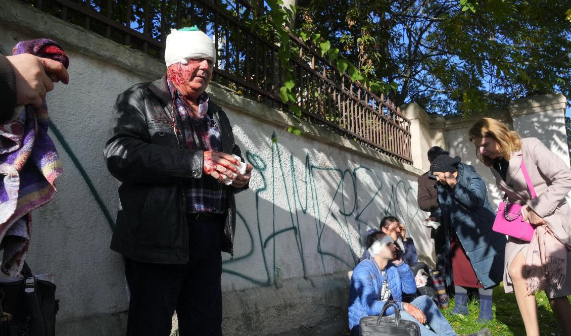 Människor får vård efter robotattackerna mot Ukrainas huvudstad Kiev. Foto: Efrem Lukatsky/AP/TT