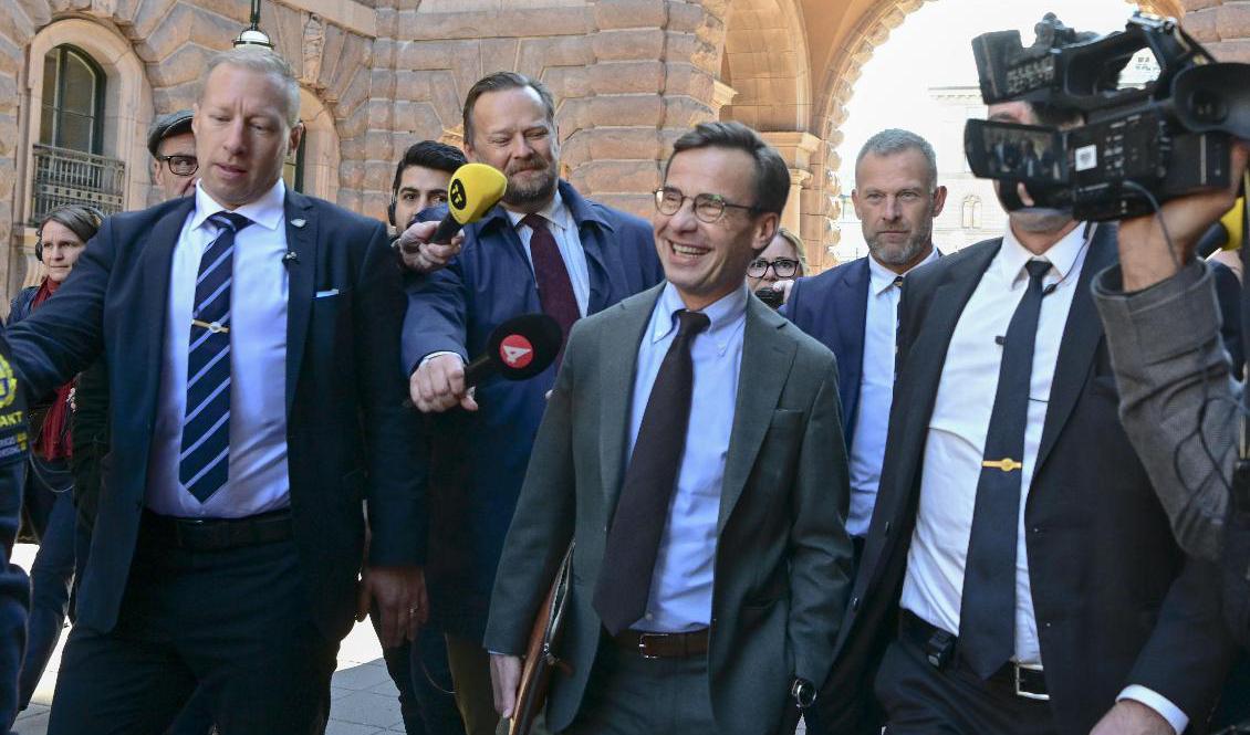 Moderatledaren Ulf Kristersson på väg till talman Andreas Norlén för att lämna rapport om regeringsbildningen. Talmannen kommer efter mötet att ge besked om den fortsatta processen. Foto: Jonas Ekströmer/TT