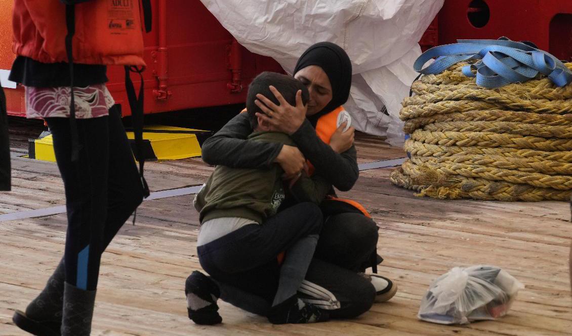 En syrisk kvinna kramar sitt barn efter att ha räddats till havs i Medelhavet under ett försök att ta sig till Europa. Bild från september. Foto: Petros Karadjias/AP/TT