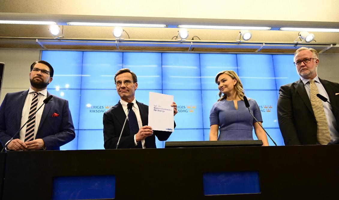 Moderaternas partiledare Ulf Kristersson, Sverigedemokraternas partiledare Jimmie Åkesson, Kristdemokraternas partiledare Ebba Busch och Liberalernas partiledare Johan Pehrson vid gemensam pressträff, i riksdagens presscenter, om regeringsbildningen. Foto: Jonas Ekströmer/TT