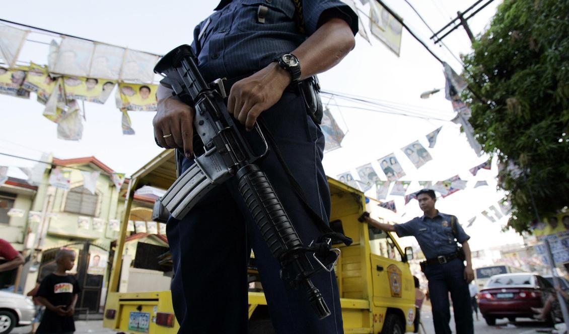Poliser patrullerar i Quezon City. Arkivbild. Foto: Aaron Favila/AP/TT