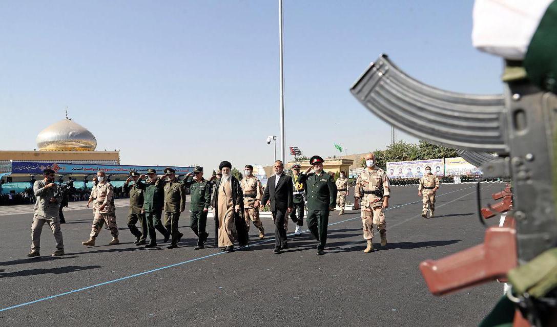 Irans högste ledare ayatolla Ali Khamenei under en examensceremoni för nya militära kadetter i Teheran den 3 oktober. Foto: Irans högste ledares kontor/AP/TT