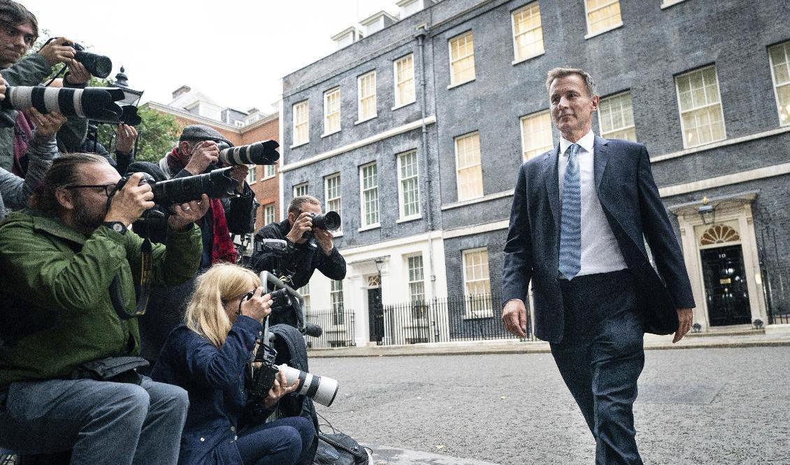 Jeremy Hunt på väg från 10 Downing Street efter att ha utsetts till ny finansminister i Storbritannien. Foto: Stefan Rousseau/AP/TT