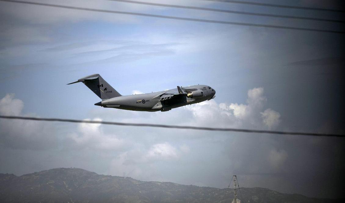 Ett kanadensiskt plan lyfter efter att ha lastat av utrustning i Haitis huvudstad Port-au-Prince. Foto: Odelyn Joseph/AP/TT