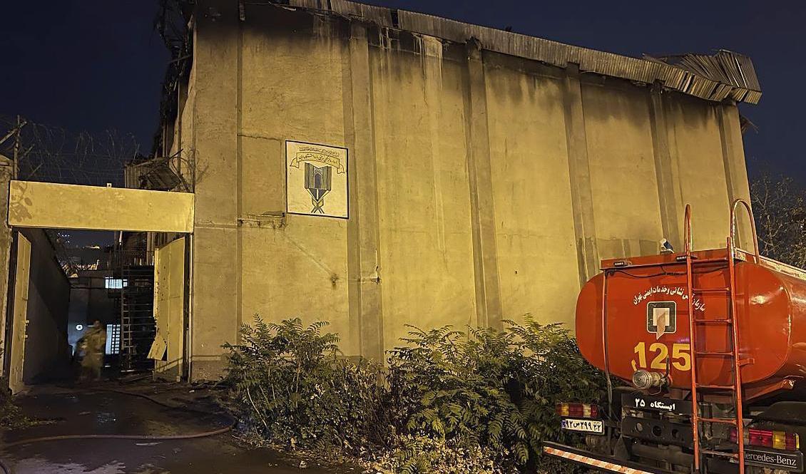 En svedd betongvägg som uppges höra till Evinfängelset syns på en bild från den statliga iranska nyhetsbyrån Irna. Foto: Irna/AP/TT