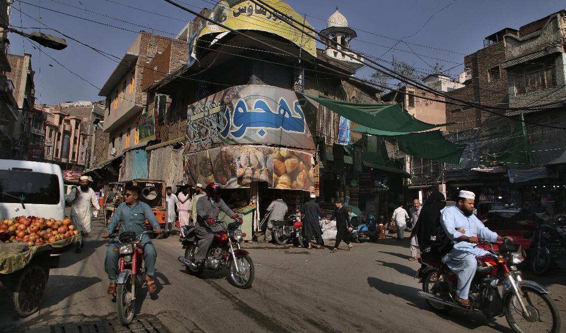 Översvämningsdrabbade Pakistan är ett av många länder där livsmedelsimporten tvärnitat på grund av den dyra dollarn. Arkivbild. Foto: Muhammad Sajjad AP/TT