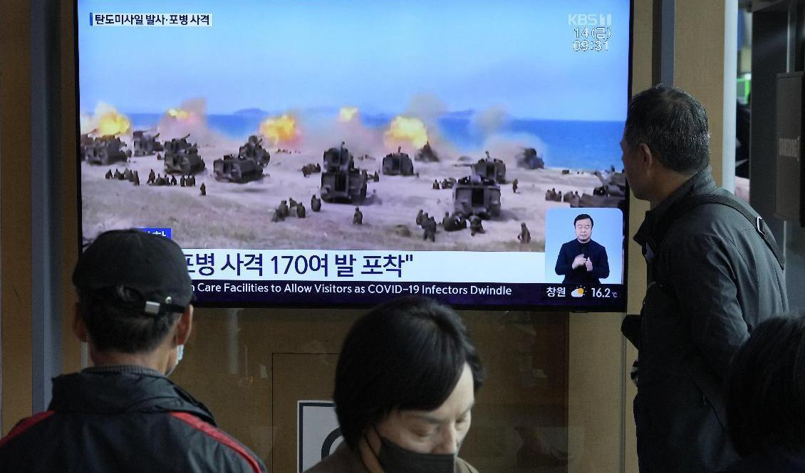 Sydkoreansk tv visar bilder på nordkoreansk artillerield i fredags. Foto: Ahn Young-joon/AP/TT