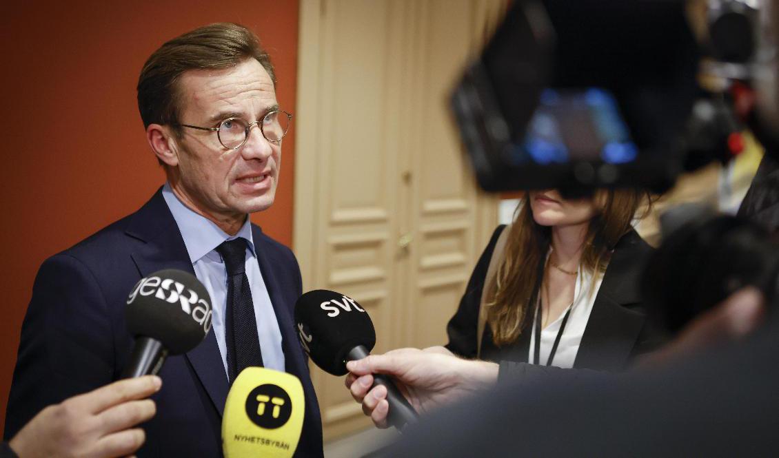 Statsminister Ulf Kristersson (M) intervjuas efter sitt premiärmöte med riksdagens EU-nämnd, inför EU-toppmötet i Bryssel. Foto: Christine Olsson/TT