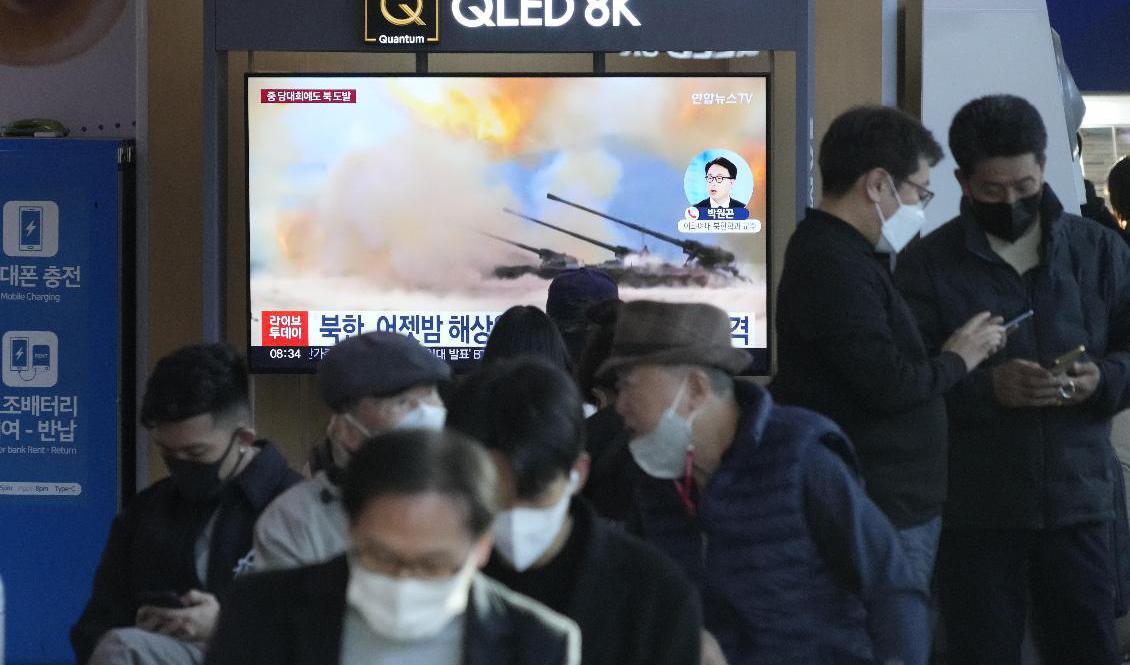Ett nyhetsinslag om en av Nordkoreas militärövning visas på en järnvägsstation i Seoul. Foto: Ahn Young-joon/AP/TT