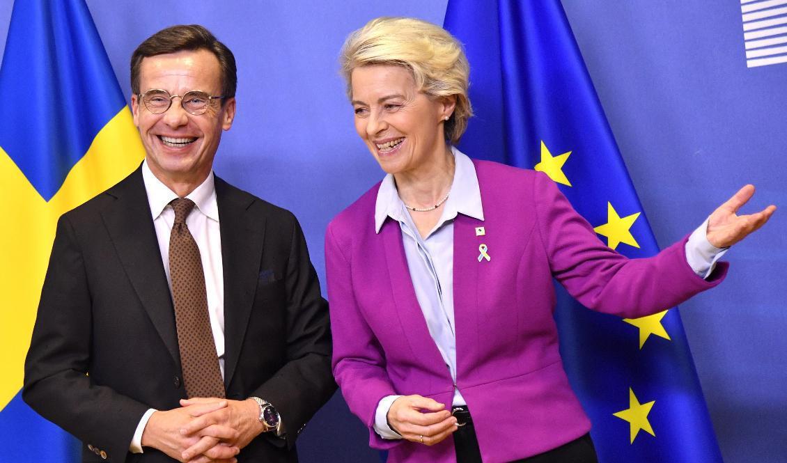 Statsminister Ulf Kristersson tillsammans med EU-kommissionens ordförande Ursula von der Leyen i ett förmöte inför EU-toppmötet i Bryssel. Foto: Geert Vanden Wijngaert/AP/TT