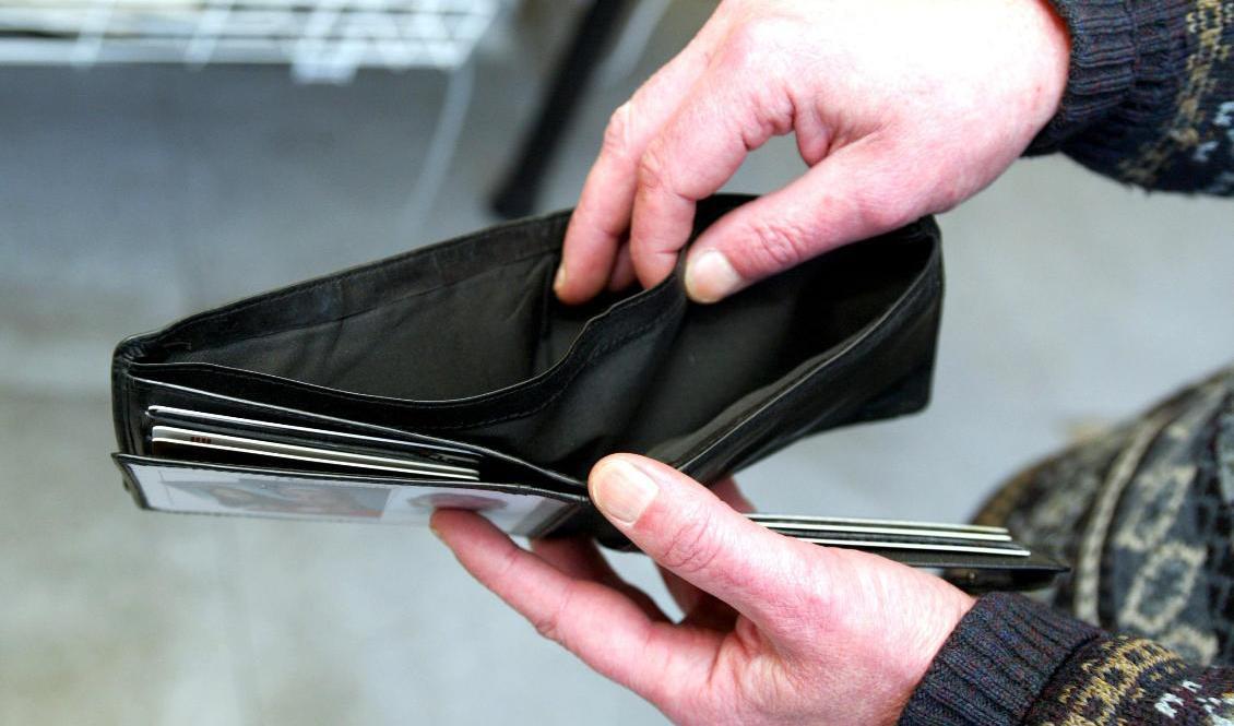 Till följd av prisökningarna kommer fattigdomen som mest troligt att öka, men det kan dröja ett bra tag tills vi ser det i statistiken. Arkivbild. Foto: Bertil Ericson/TT