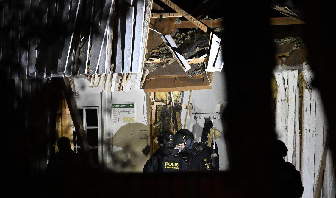 Polis och bombtekniker på plats på Gravörgatan i Helsingborg tidigt på söndagsmorgonen efter en explosion. En företagsbyggnad har fått skador på entrén. Ett antal fordon har också brunnit på platsen. Foto: Johan Nilsson/TT