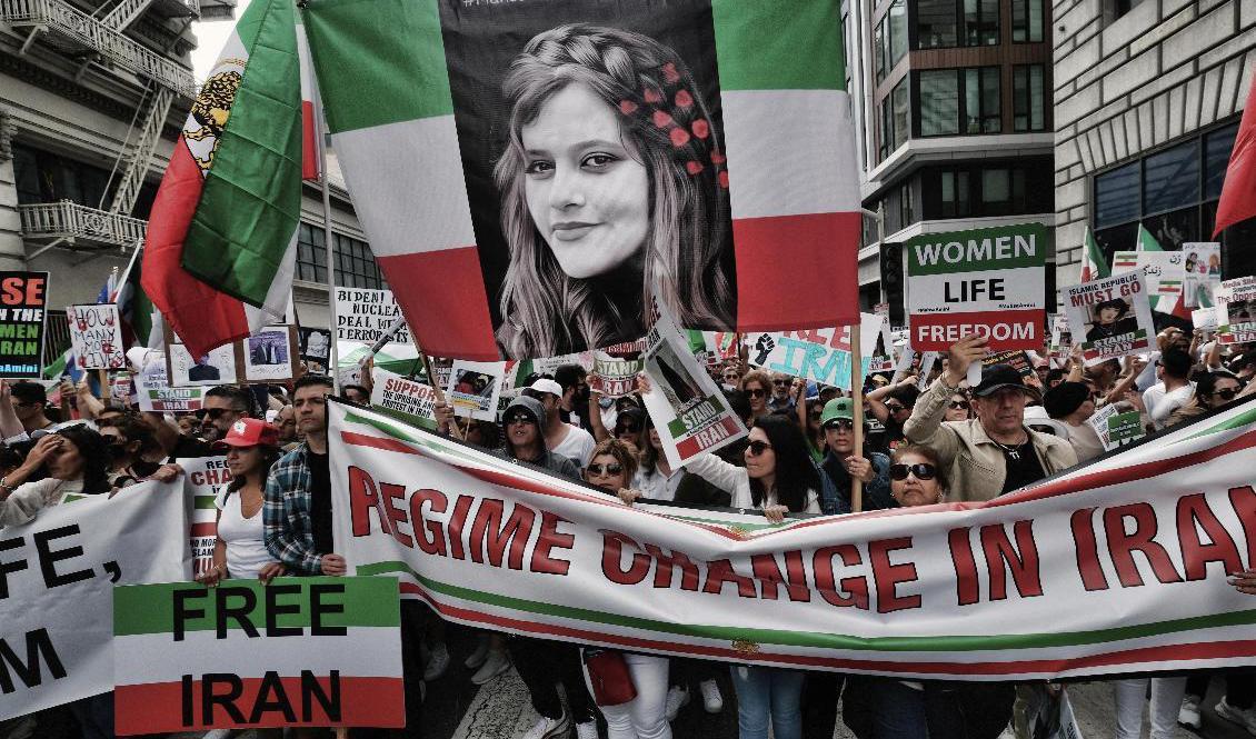 Nya protester planeras i samband med en minnesceremoni för Mahsa Amini i Iran på onsdagen. Bilden från en protest i i Los Angeles, USA. Foto: Richard Vogel/AP/TT