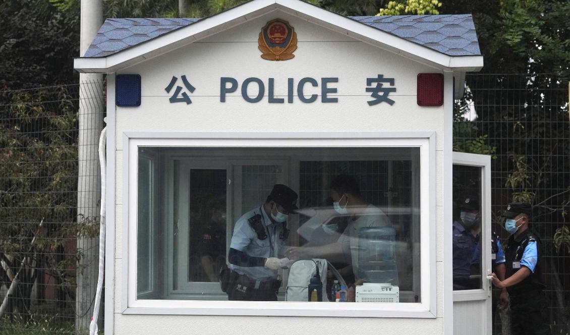 
Kinesiska poliser i närheten av USA:s ambassad i Peking. Poliserna på bilden har inget med artikeln att göra. Foto: Ng Han Guan                                            