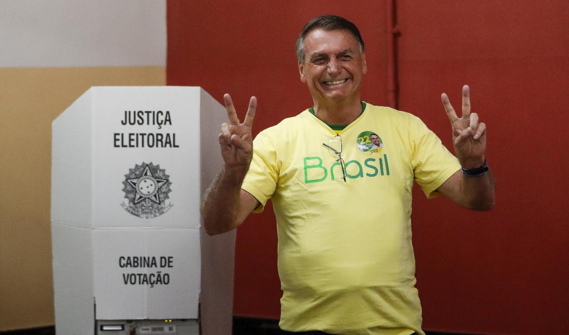 

Den sittande presidenten Jair Bolsonaro visar segertecknet efter att han röstat i den andra omgången av presidentvalet. Foto: Bruna Prado/AP                                                                                        