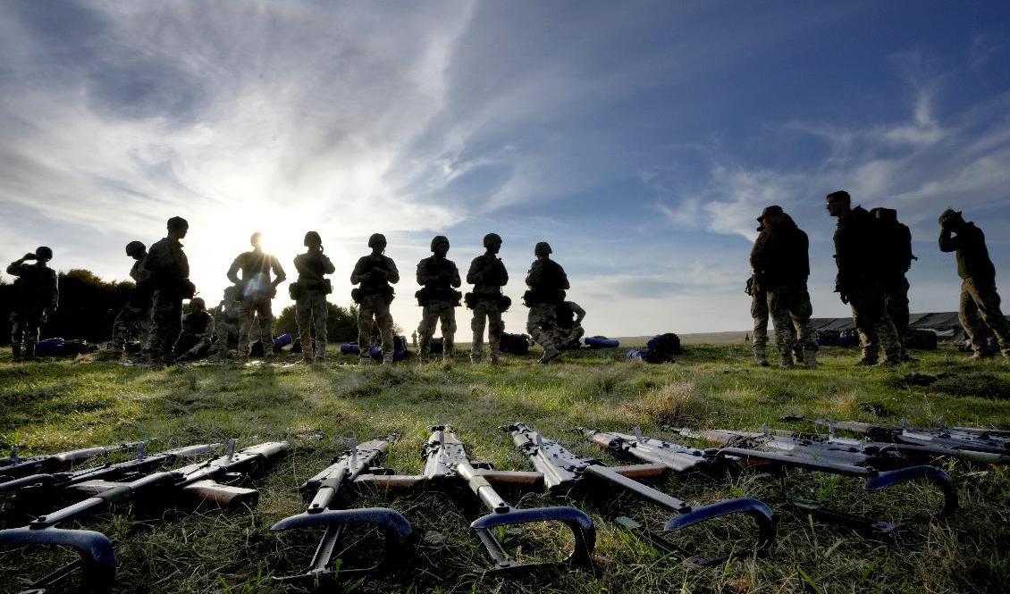 Samma vapen som kommer till nytta när Ukraina försvarar sig mot Ryssland, riskerar senare hamna hos kriminella i EU-länder, varnar Centralkriminalpolisen i Finland. Arkivbild. Foto: Kirsty Wigglesworth/AP/TT