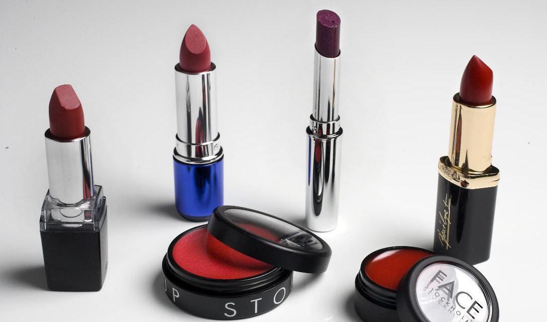 Läppstift i hylsa och på burk. Arkivbild. Foto: Anders Wiklund / TT