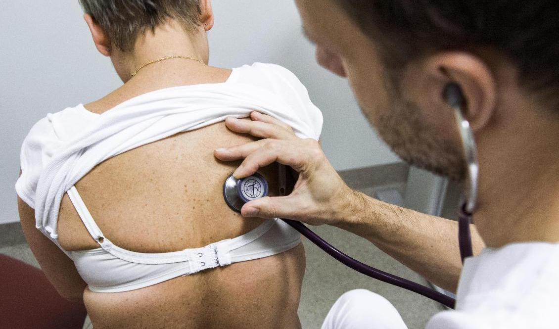 Den som har en allvarlig sjukdom som till exempel cancer har rätt att få en ny bedömning av en annan läkare. Men kunskapen om detta är låg både bland patienterna och inom vården. Arkivbild. Foto: Claudio Bresciani/TT