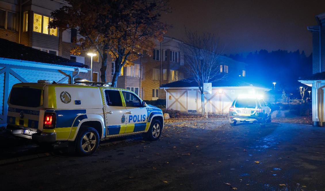 Polis på plats i stadsdelen Bäckby i Västerås där en person på tisdagskvällen blev skjuten. Foto: Christine Olsson/TT