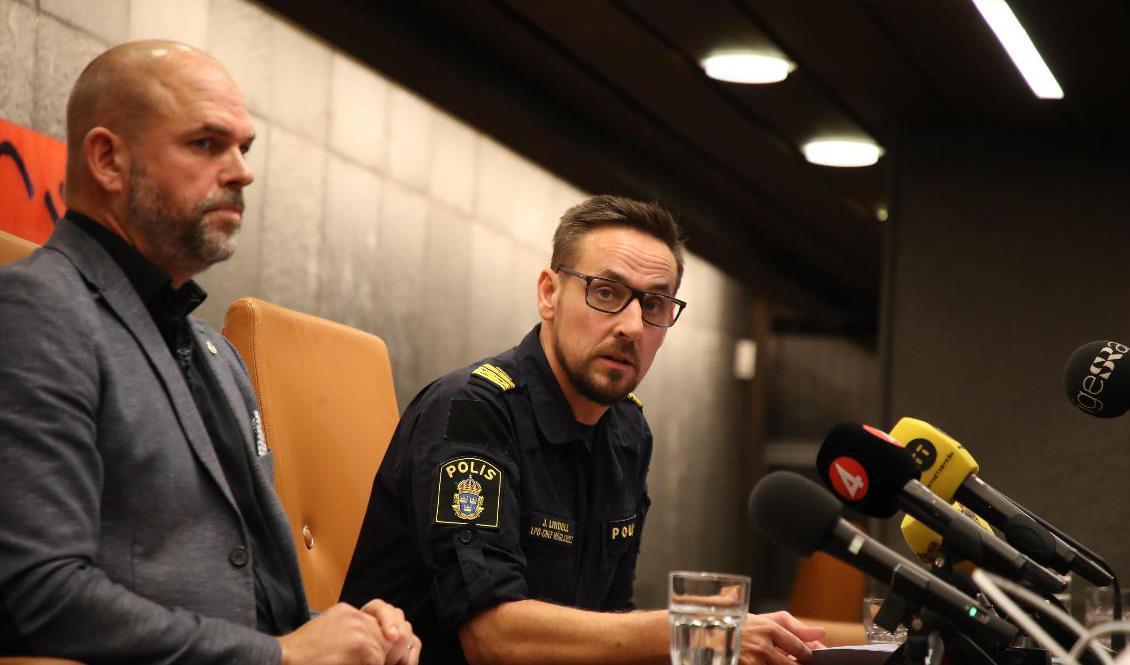 Rickard Finndahl, chef för grova brott, och Jonas Lindell, lokalpolisområdeschef, bekräftade på onsdagskvällen att den kvinna som varit försvunnen sedan mitten av oktober hittats död. Foto: Adam Ihse/TT