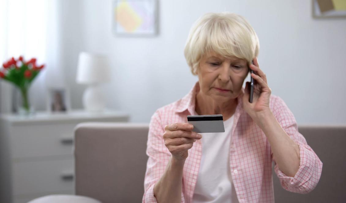 Det är vanligt att bedragare ringer till äldre personer och låtsas vara från banken, vården eller liknande och ber dem logga in med sin e-legitimation eller lämna ut sina kortuppgifter. Foto: Shutterstock